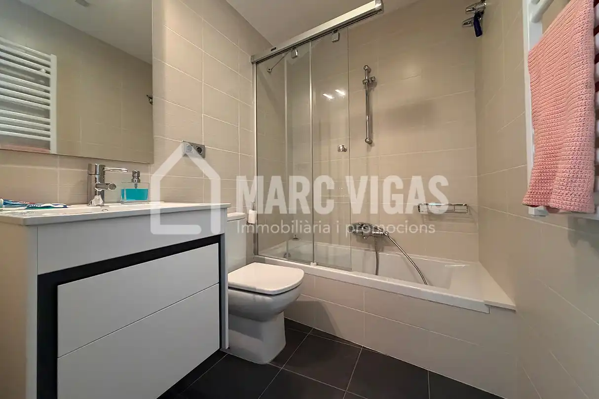 Baño de Casa adosada de alquiler en Viladrau con Aire acondicionado, Terraza y Amueblado