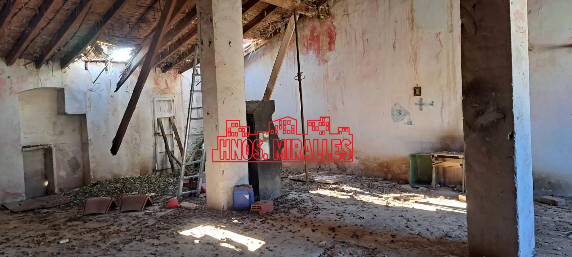 Commercial properties for sale in Hondón de las Nieves / El Fondó de les Neus