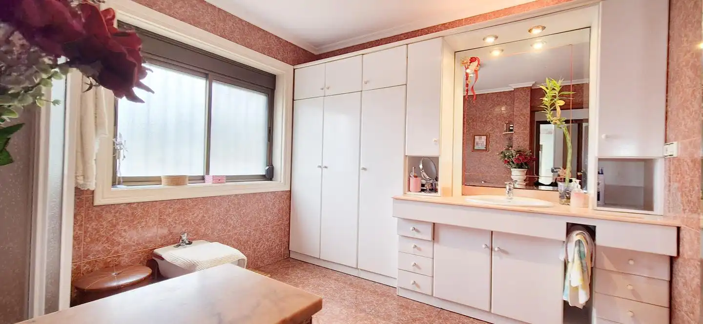 Bany de Casa o xalet en venda en Elche / Elx amb Aire condicionat, Jardí privat i Traster
