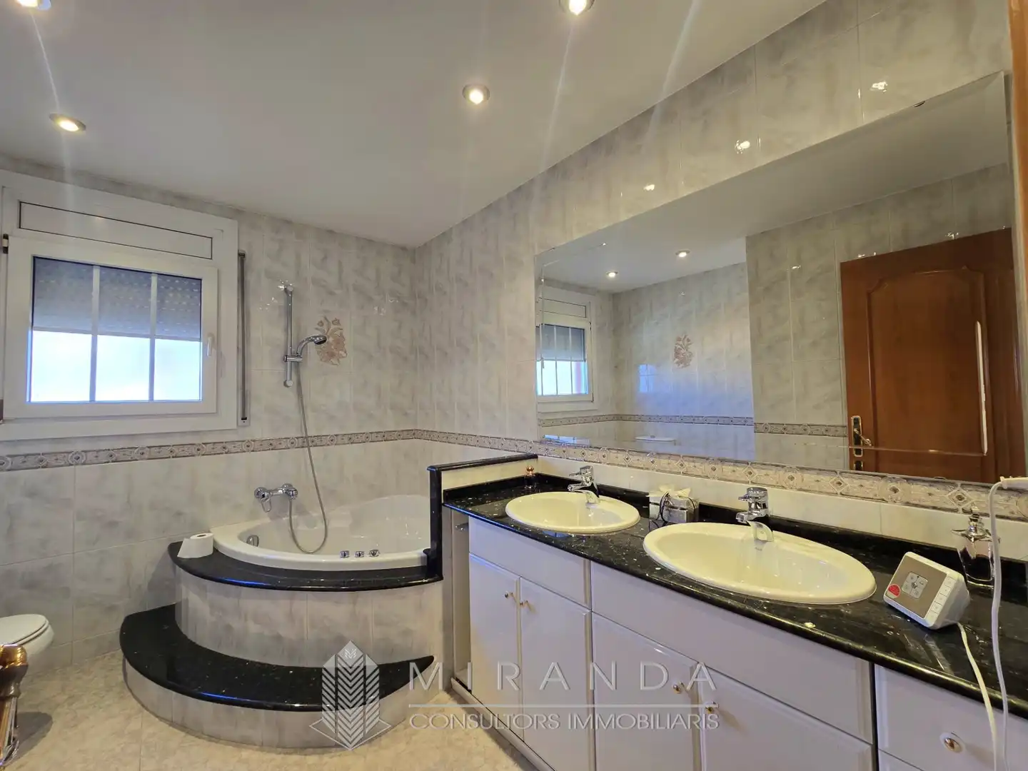 Baño de Casa adosada en venta en Canovelles con Aire acondicionado, Calefacción y Terraza