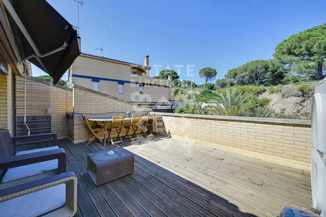 Terrasse von Einfamilien-Reihenhaus zum Verkauf in Mataró mit Klimaanlage, Heizung und Terrasse