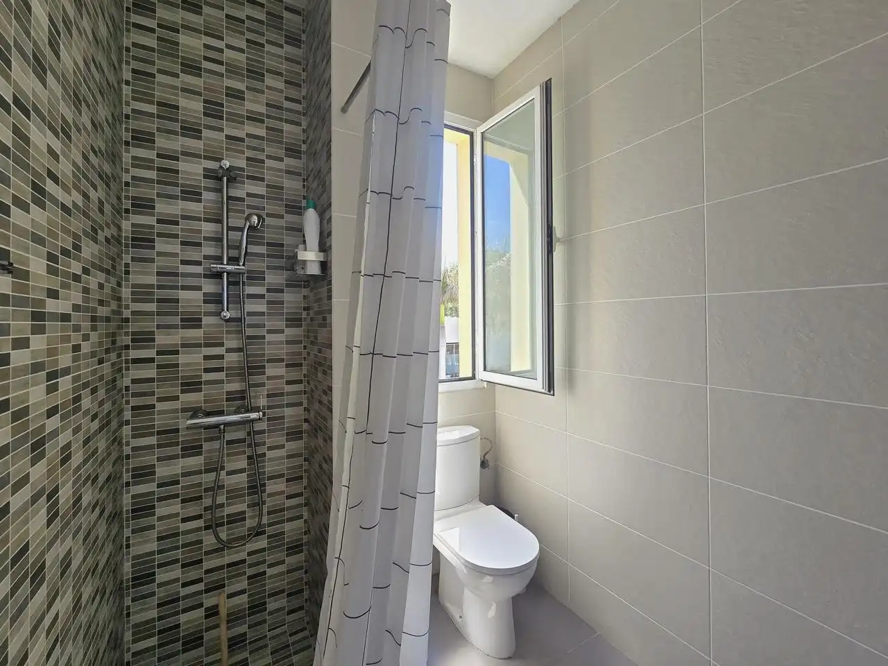 Baño de Dúplex de alquiler en Adeje con Aire acondicionado, Terraza y Amueblado