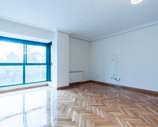 Bedroom of Flat to rent in  Madrid Capital  with Air Conditioner, Heating and Parquet flooring