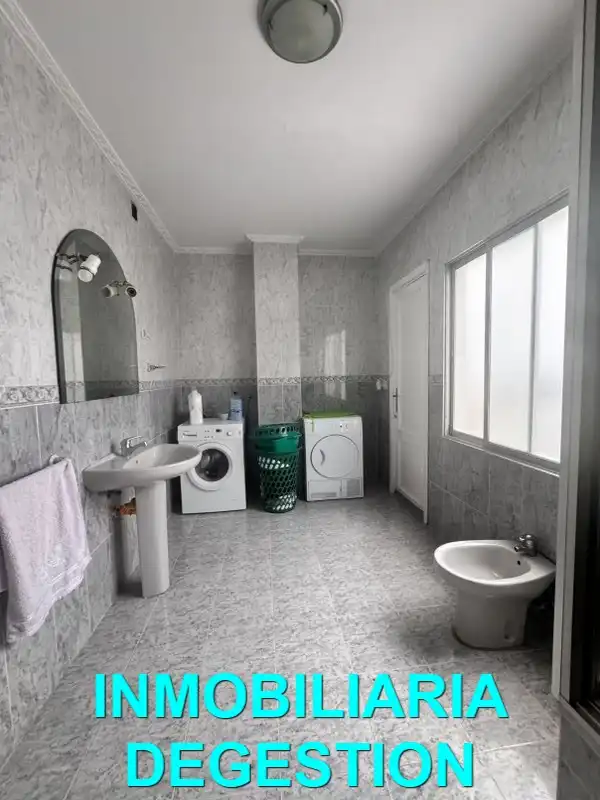 Badezimmer von Wohnung zum Verkauf in Linares mit Klimaanlage, Heizung und Terrasse