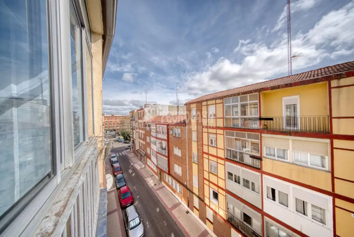 Vista exterior de Pis en venda en Valladolid amb Calefacció i Terrassa