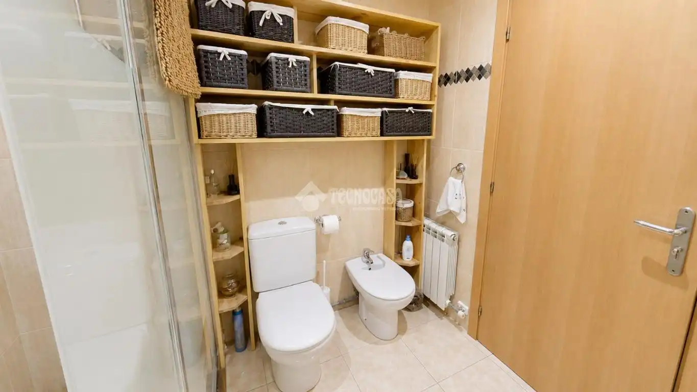 Badezimmer von Wohnung zum Verkauf in Vic mit Klimaanlage, Heizung und Terrasse