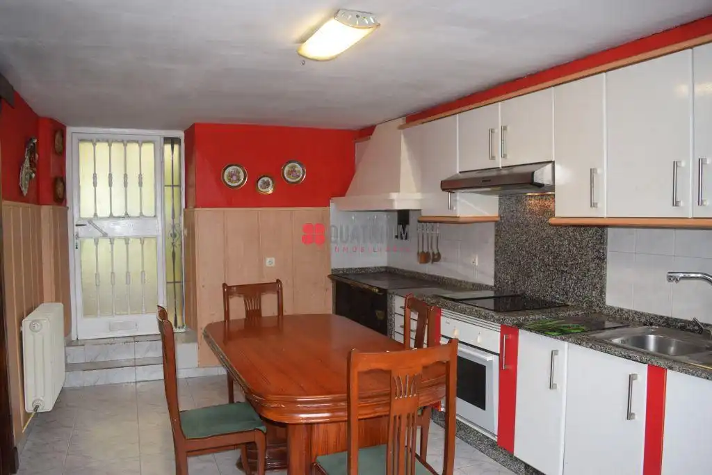 Cuina de Casa o xalet en venda en Teo amb Jardí privat