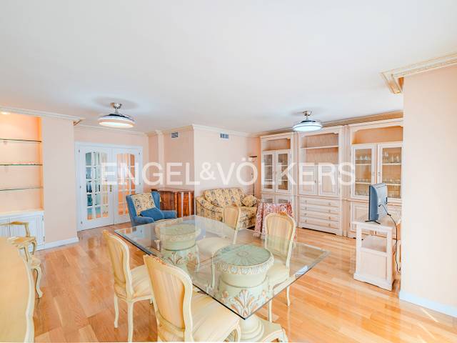 Piso en Alquiler en Avinguda Oscar Espla, 32 en Ensanche - Diputación