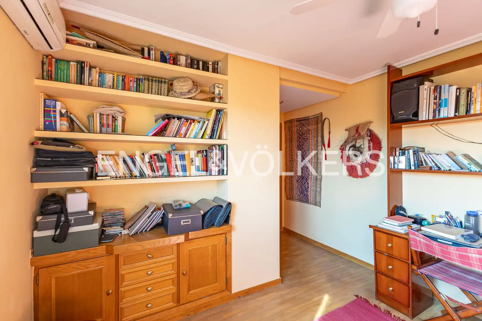 Habitación de Casa adosada en venta en Madrid con Aire acondicionado, Calefacción y Jardín privado