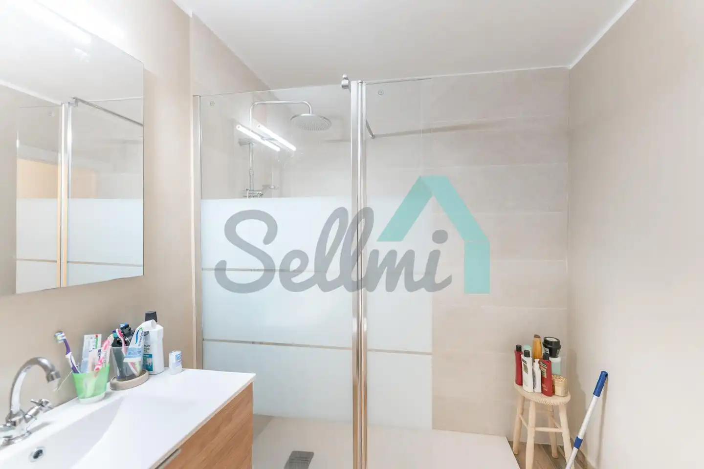 Bathroom of Flat for rent in Gijón   with Furnished