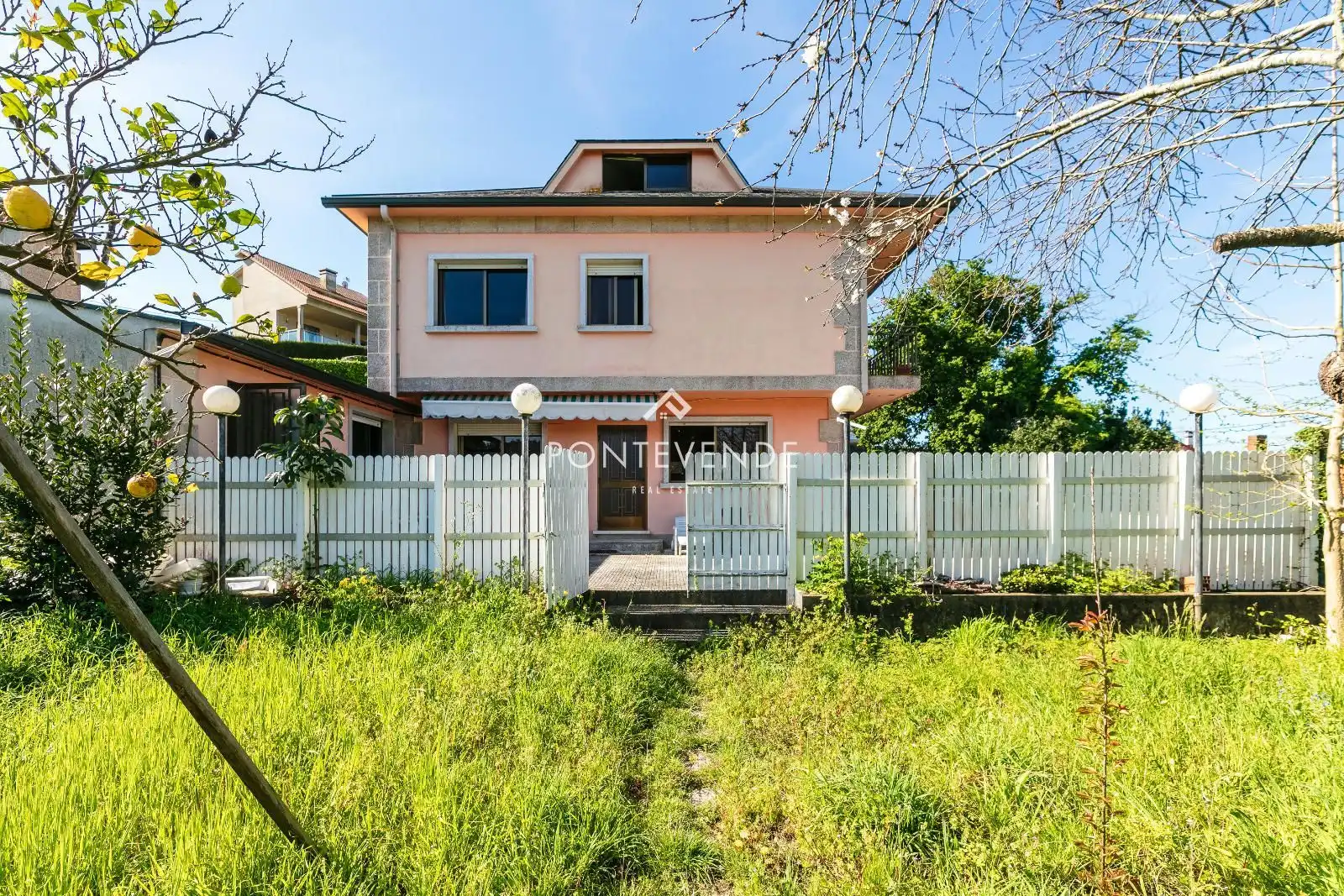 Vista exterior de Casa o xalet en venda en Poio amb Terrassa