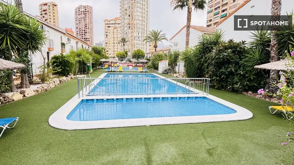Piscina de Apartamento para compartir en Benidorm con Aire acondicionado, Terraza y Amueblado