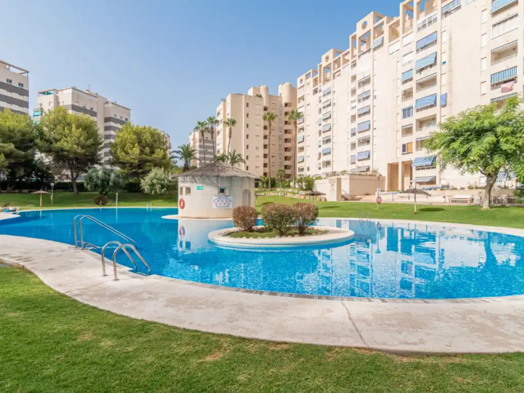 Schwimmbecken von Wohnungen zum Verkauf in El Campello mit Klimaanlage, Privatgarten und Terrasse