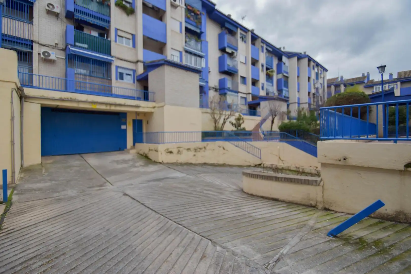 Außenansicht von Garage zum Verkauf in Granada