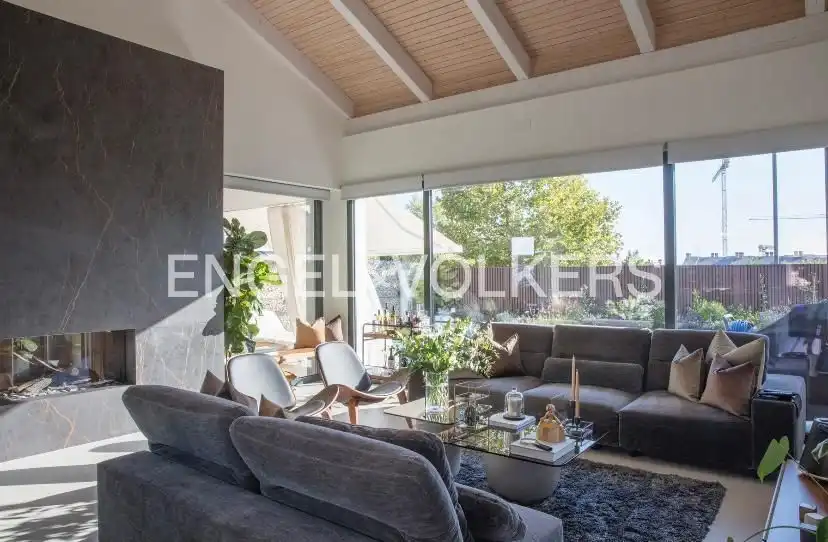 Sala de estar de Casa adosada de alquiler en Boadilla del Monte con Aire acondicionado, Calefacción y Jardín privado