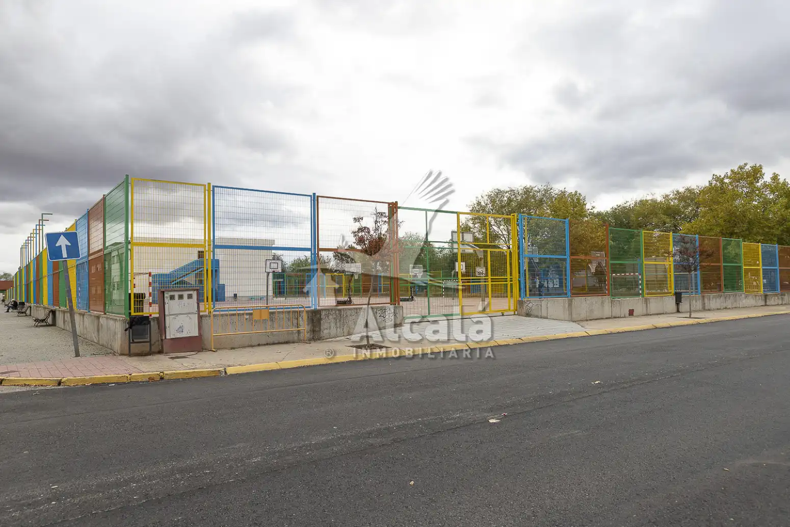 Vista exterior de Casa o xalet en venda en Villanueva de la Torre amb Calefacció i Jardí privat