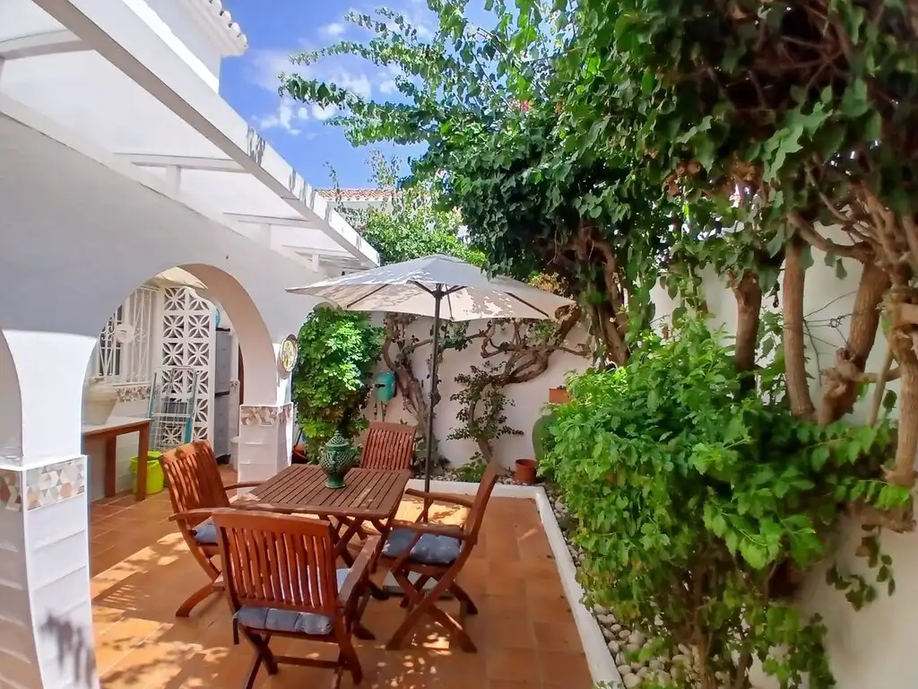 Terrasse von Einfamilien-Reihenhaus zum Verkauf in Fuengirola mit Klimaanlage, Terrasse und Möbliert