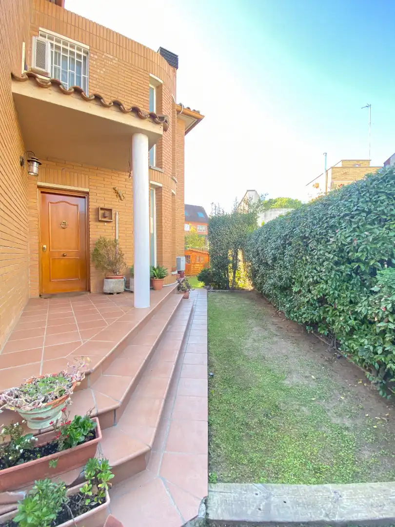 Jardín de Casa adosada en venta en Cerdanyola del Vallès con Aire acondicionado, Calefacción y Jardín privado