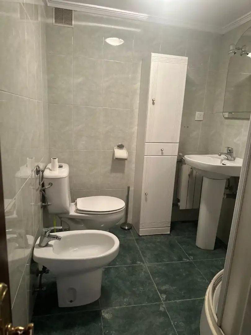 Bany de Pis en venda en Oviedo  amb Calefacció i Internet