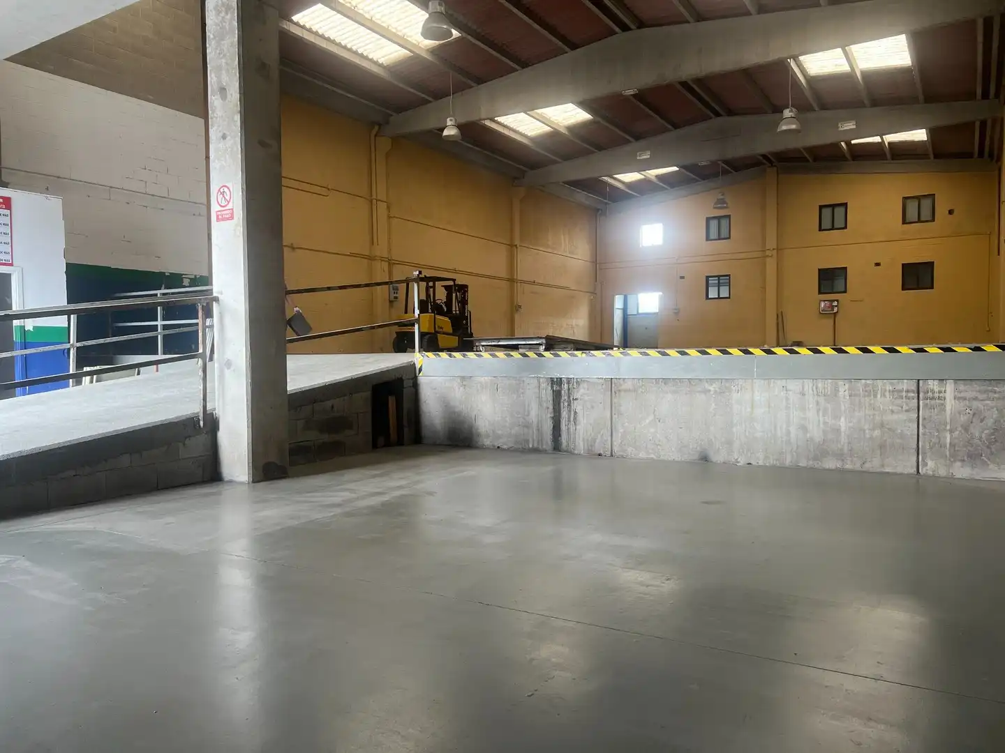 Nau industrial de lloguer en Ames amb Alarma