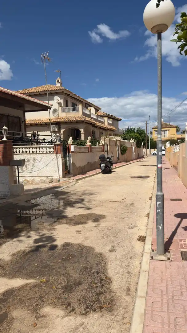 Vista exterior de Casa adosada en venda en Torrevieja