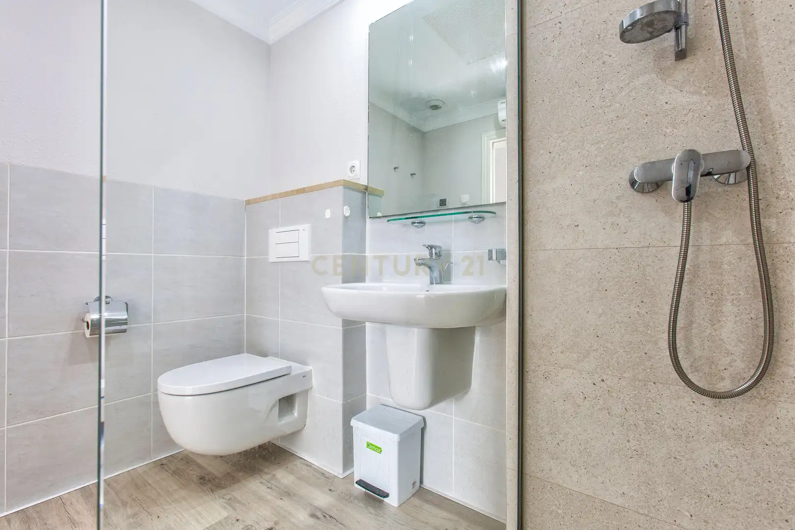 Badezimmer von Einfamilien-Reihenhaus zum Verkauf in Oliva mit Klimaanlage, Privatgarten und Ofen