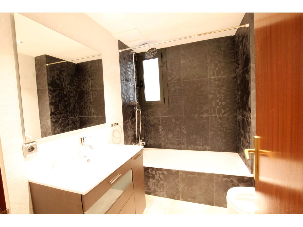 Baño de Piso de alquiler en Girona Capital con Aire acondicionado, Calefacción y Parquet