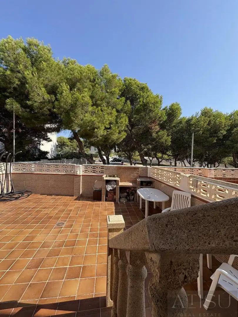 Terrasse von Einfamilien-Reihenhaus zur Miete in El Campello mit Klimaanlage, Heizung und Abstellraum