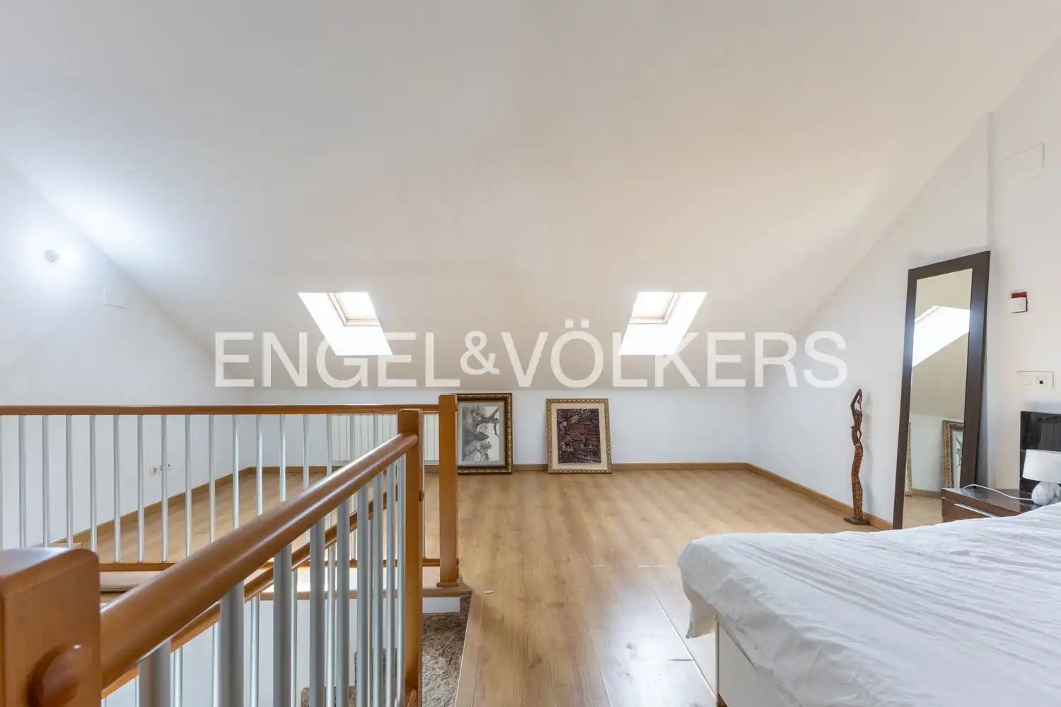 Houses for sale in Requena  with Air Conditioner, Heating and Storage room