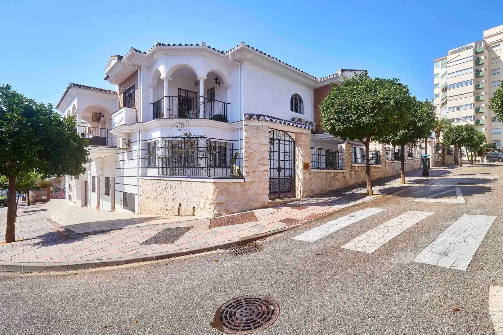 Vista exterior de Casa o xalet en venda en Fuengirola amb Aire condicionat, Calefacció i Terrassa