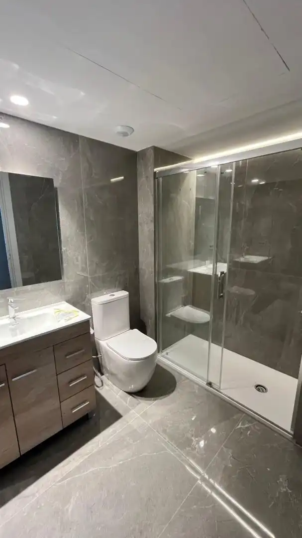 Baño de Piso en venta en Viladecans con Terraza, Piscina y Balcón