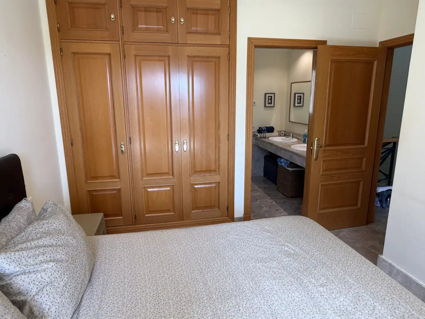 Dormitori de Casa adosada de lloguer en Marbella amb Aire condicionat, Calefacció i Jardí privat