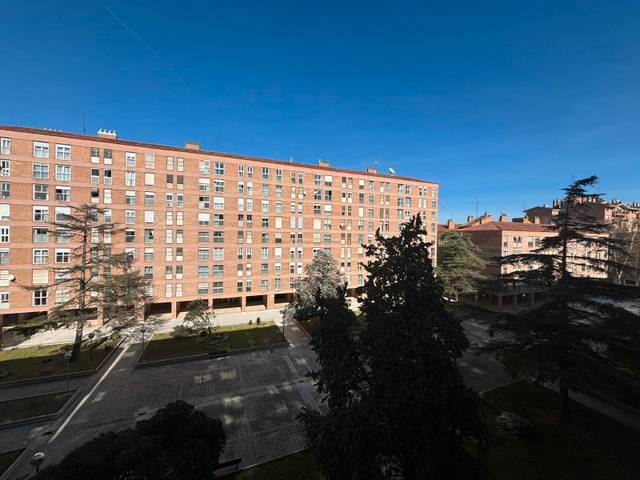 Piso en Venta en Calle de Miguel de Unamuno en Parque de los Cineastas