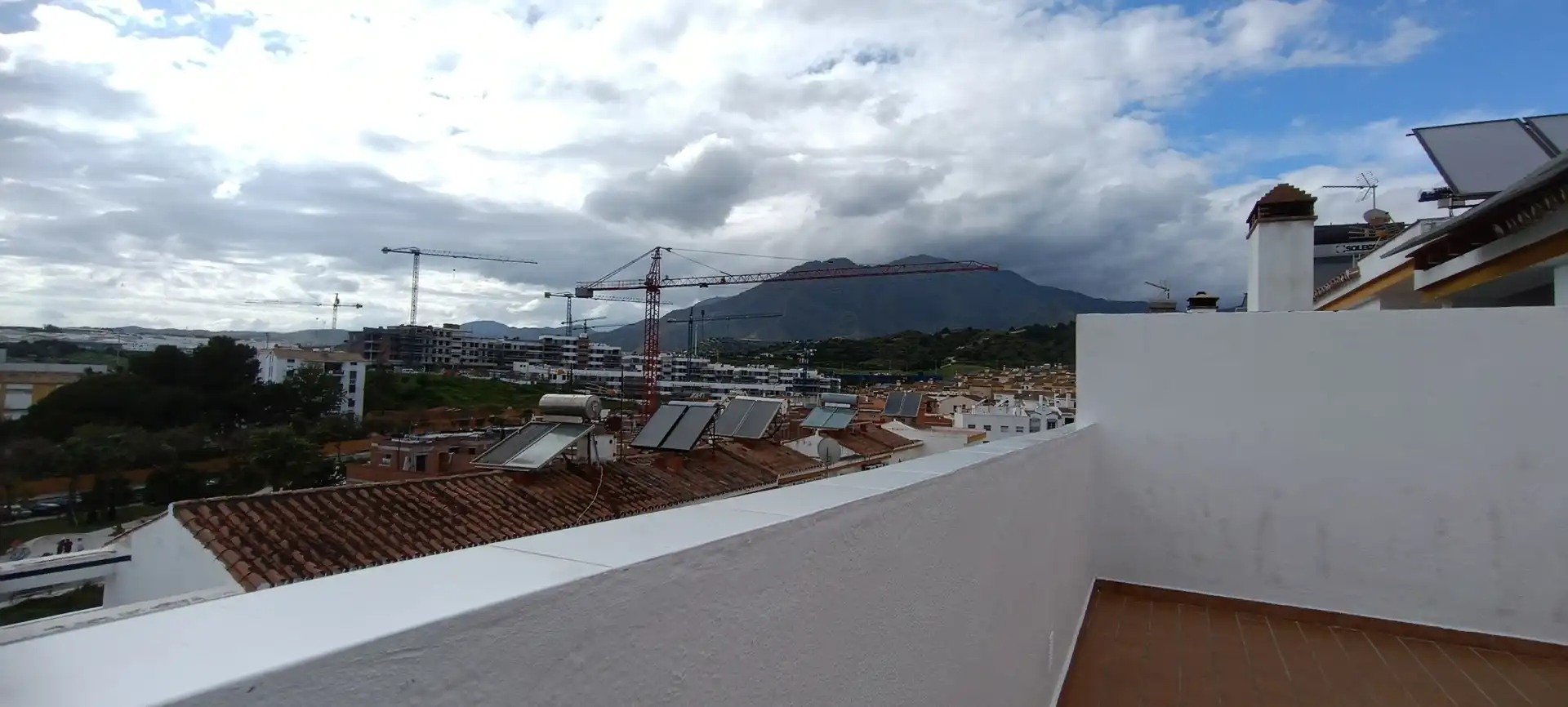 Außenansicht von Einfamilien-Reihenhaus zum Verkauf in Estepona mit Klimaanlage, Heizung und Terrasse