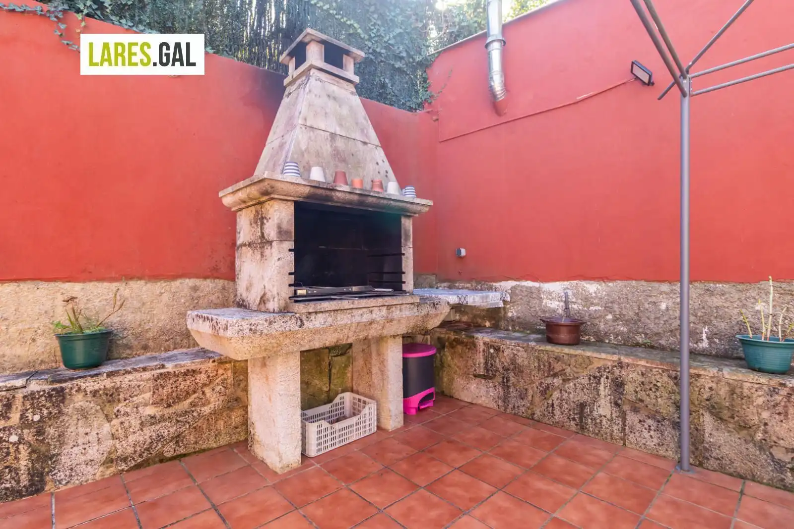 Jardí de Casa o xalet en venda en Cangas  amb Calefacció, Terrassa i Traster
