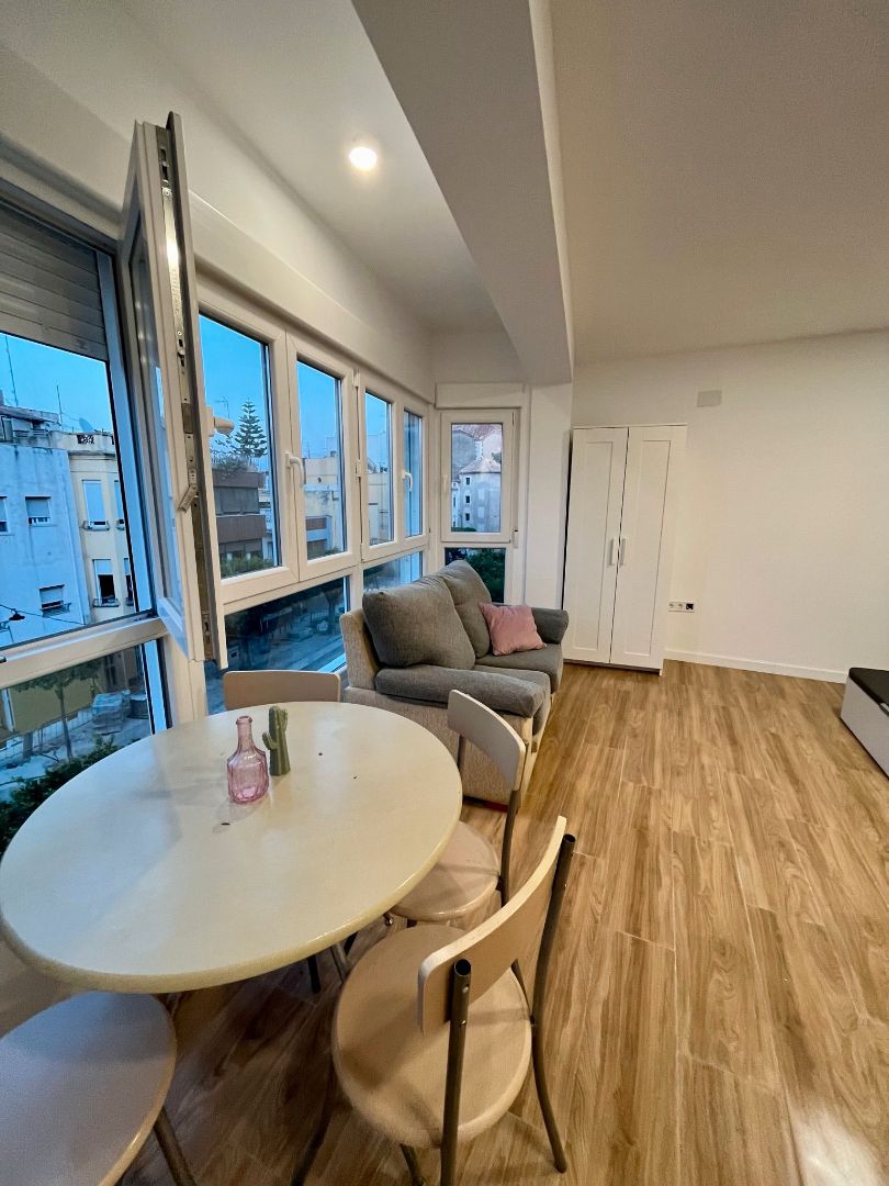 Sala d'estar de Estudi de lloguer en Benicarló amb Aire condicionat, Moblat i Forn