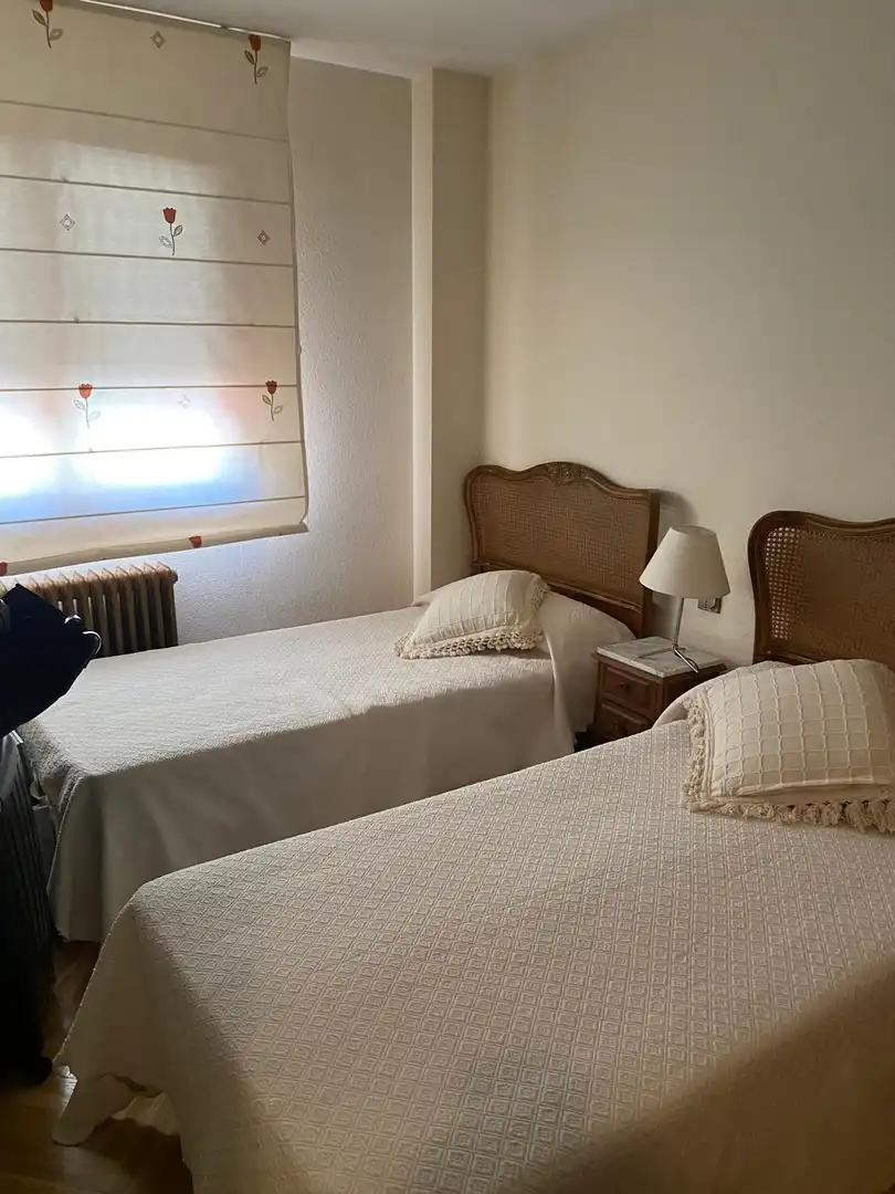 Dormitori de Pis de lloguer en Jaca amb Parquet, Terrassa i Moblat
