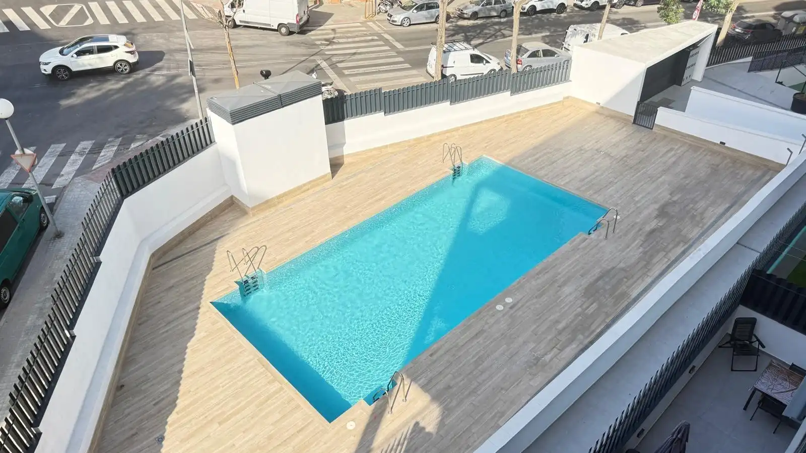 Piscina de Pis de lloguer en Badalona amb Aire condicionat, Balcó i Piscina comunitària