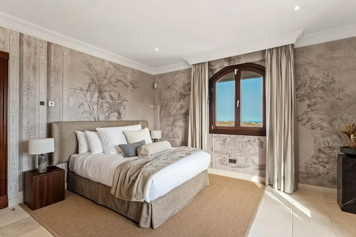 Dormitori de Casa o xalet en venda en Benahavís amb Aire condicionat, Terrassa i Moblat