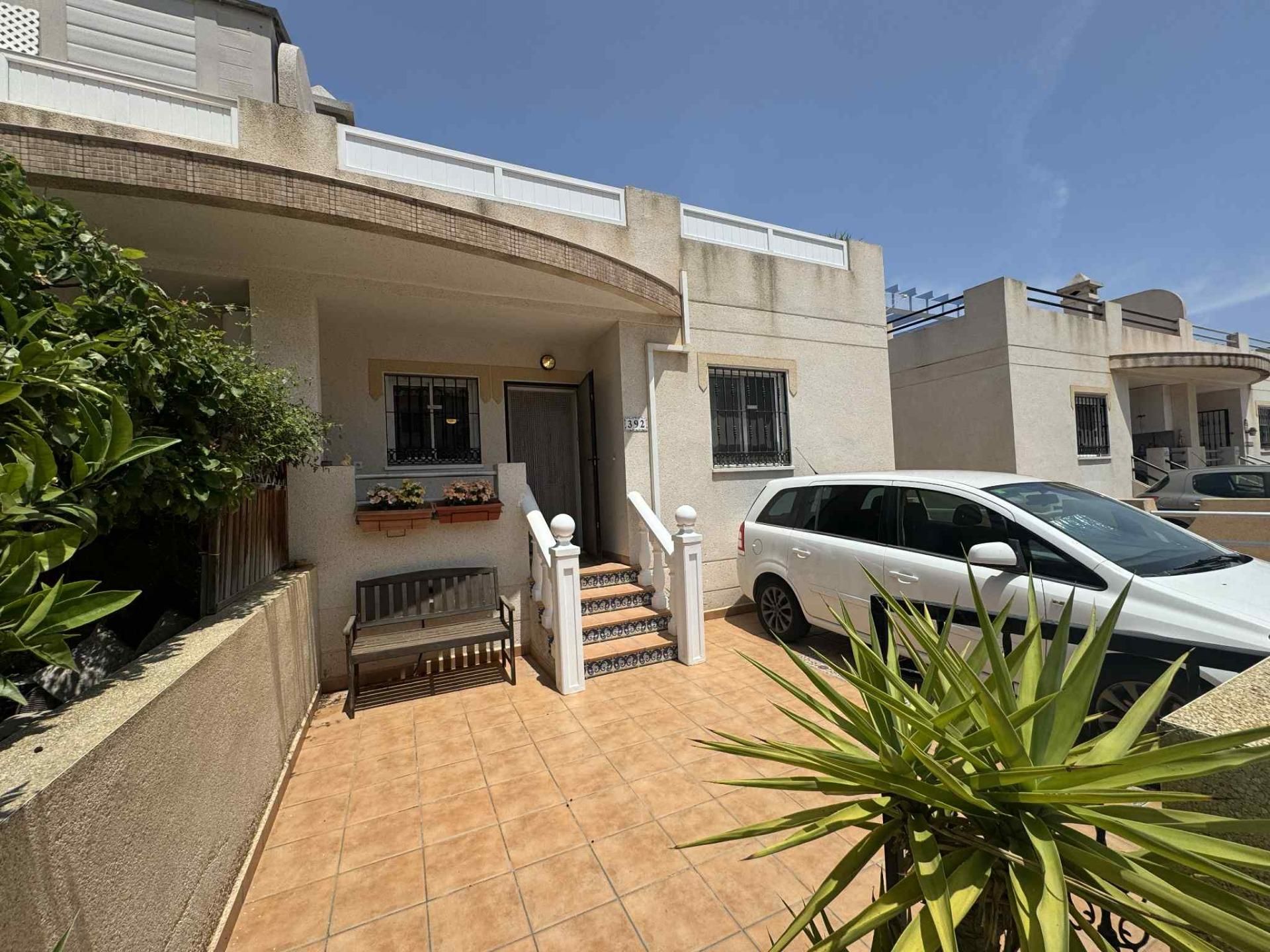 Vista exterior de Casa o xalet en venda en Orihuela amb Jardí privat, Terrassa i Balcó