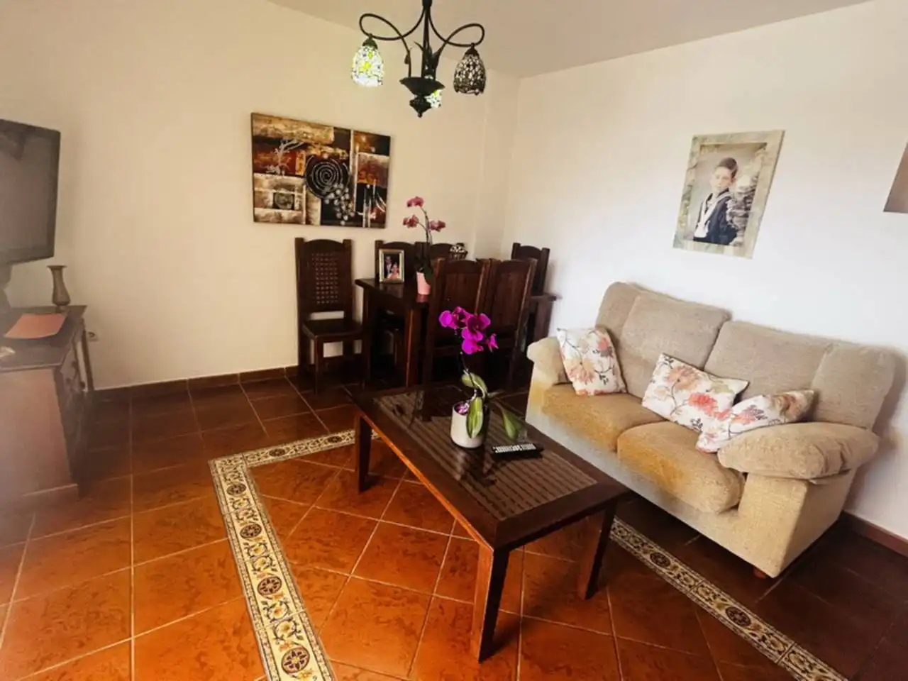 Sala de estar de Casa adosada en venta en Almuñécar con Aire acondicionado, Terraza y Piscina comunitaria