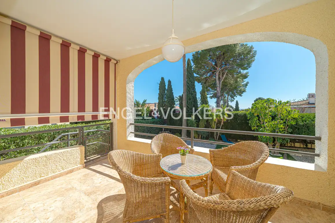 Terrassa de Casa o xalet en venda en La Nucia amb Aire condicionat, Jardí privat i Piscina