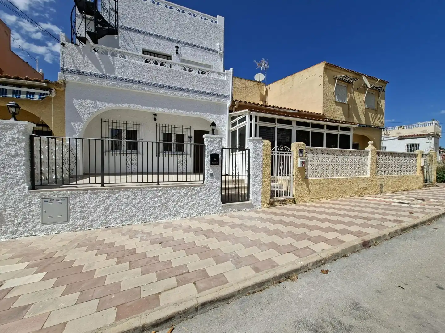 Vista exterior de Casa o xalet en venda en San Fulgencio amb Terrassa i Balcó