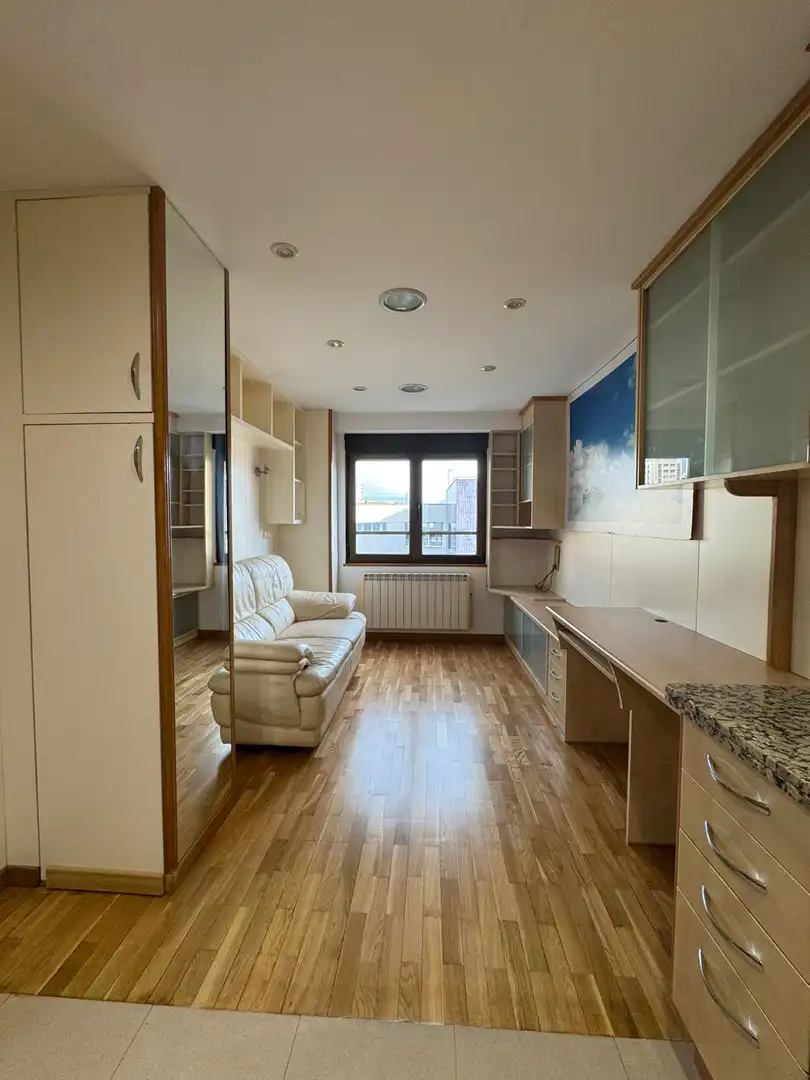 Sala de estar de Piso de alquiler en Gijón  con Calefacción, Parquet y Amueblado