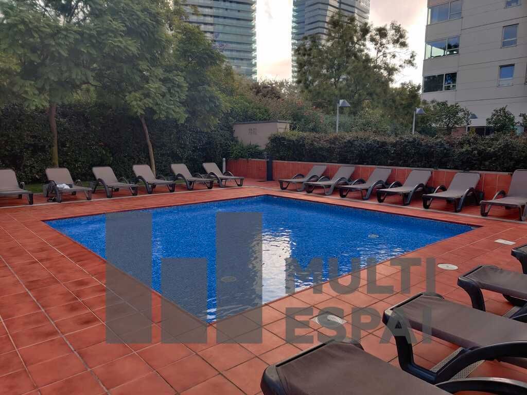 Swimming pool of Flat to rent in  Barcelona Capital  with Air Conditioner, Heating and Private garden