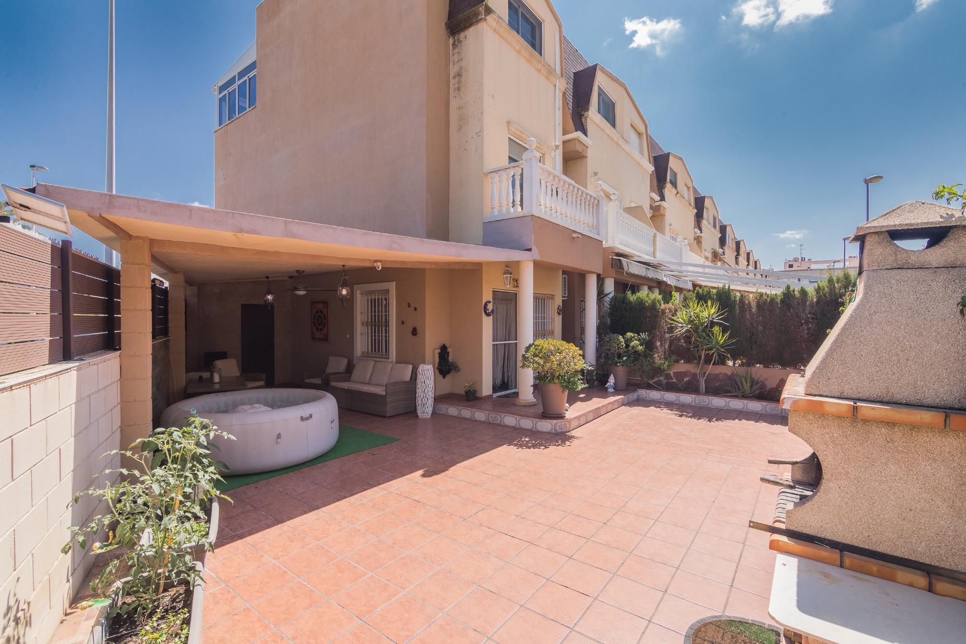 Terrassa de Casa adosada en venda en Elche / Elx amb Aire condicionat, Calefacció i Jardí privat