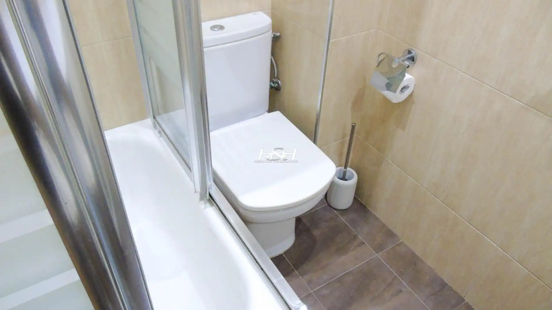 Bathroom of Flat for rent in Burjassot  with Air Conditioner, Storage room and Furnished