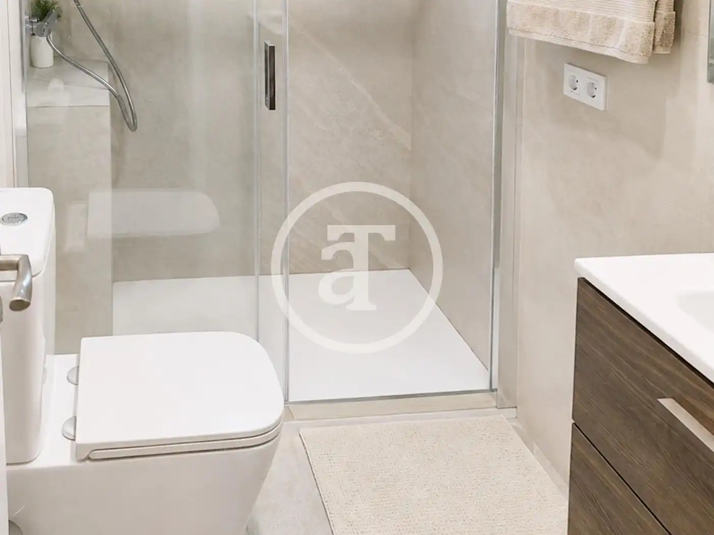 Bathroom of Flat for rent in Madrid  with Air Conditioner, Heating and Furnished