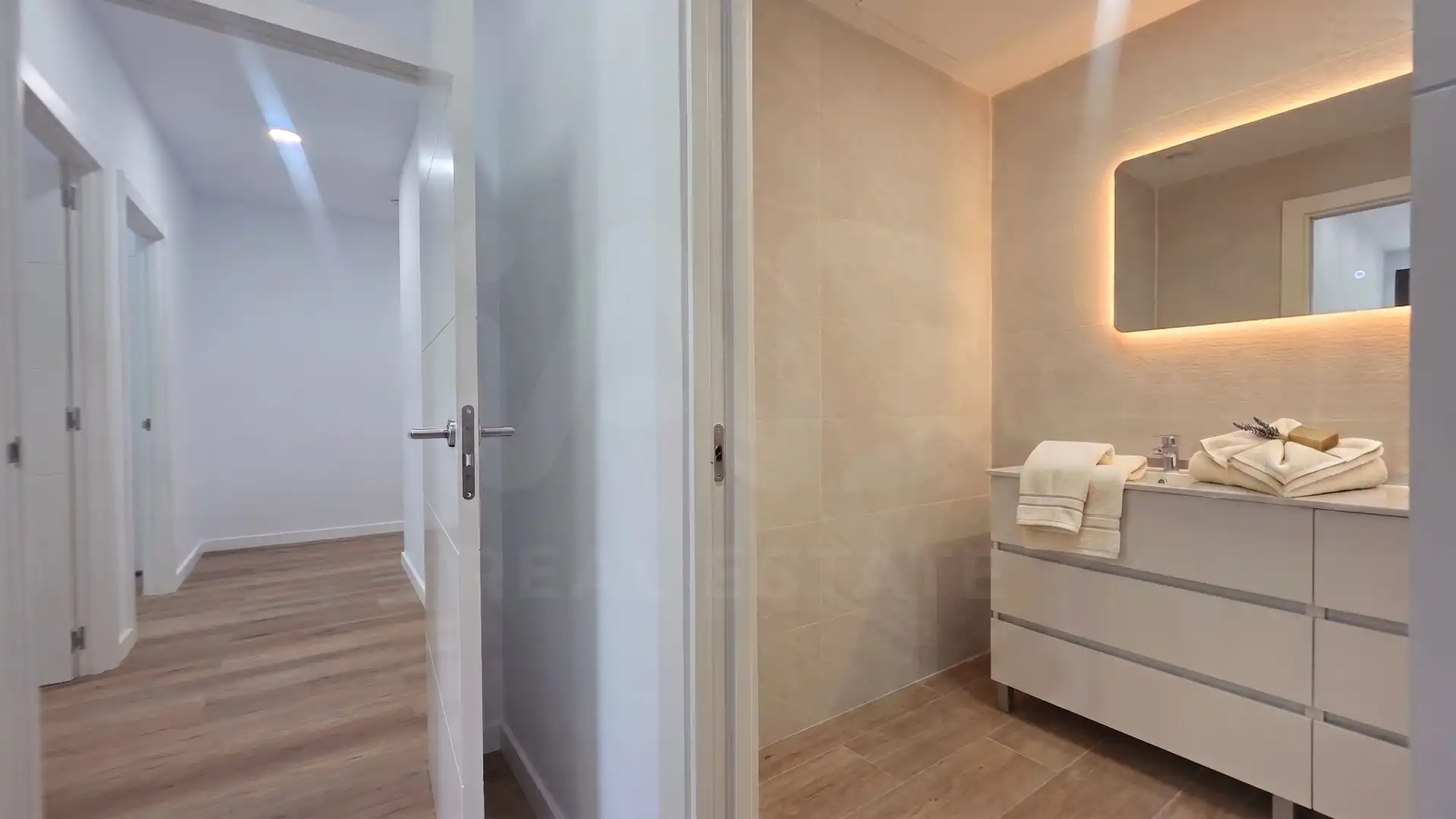Bathroom of Flat for sale in Girona  with Air Conditioner, Heating and Terrace