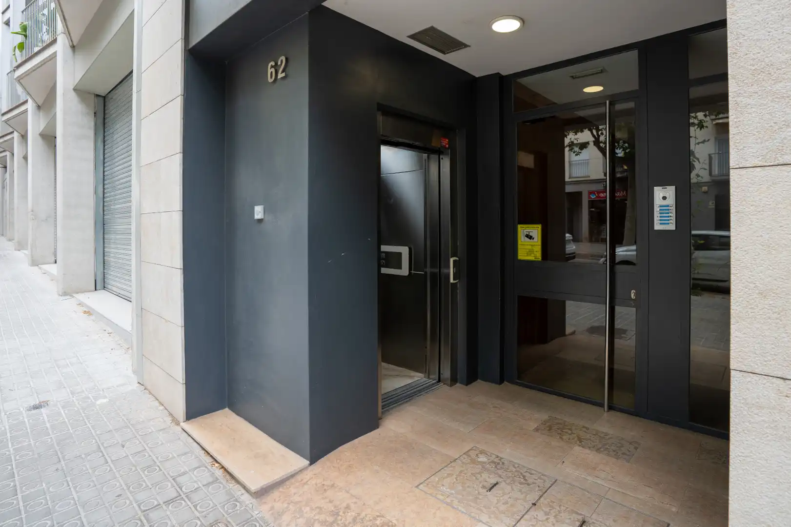 Aparcament amb ascensor en venda a Carrer del Músic Jaume Isern 76, imagen 15